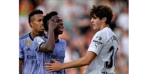 Vinícius Jr. applauderer dommeren etter å ha farget rødt